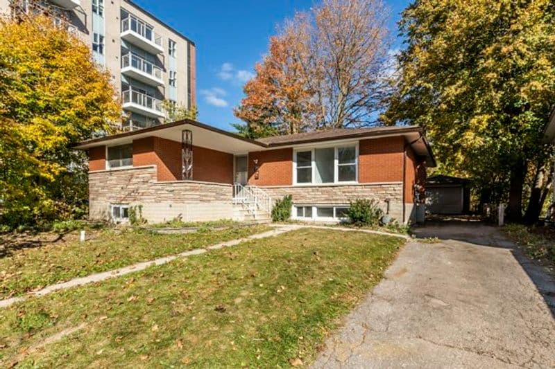 8 BR’s in fully-furnished detached home (4 upper and 4 lower