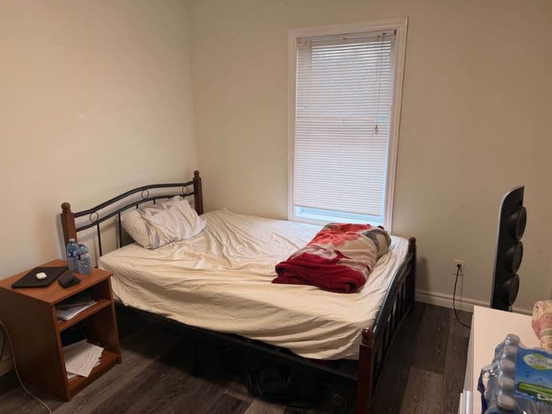 Clean, Spacious Bedroom Available for Spring Term