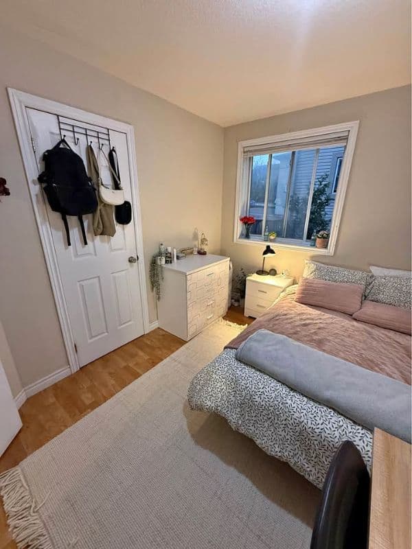 FEMALE ONLY - 1 Bedroom available in 5 bedroom apartment.