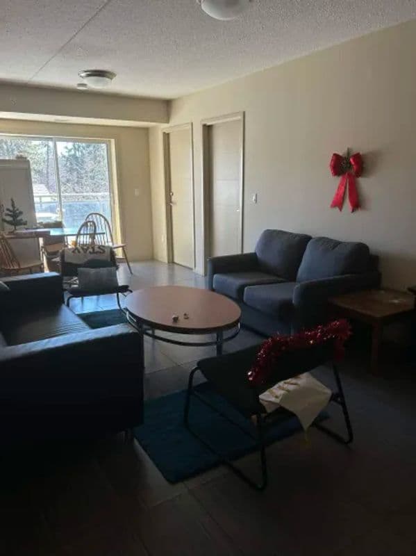 CHEAP FEMALE PREFERRED SUBLET!! 6 Min Walk to Laurier