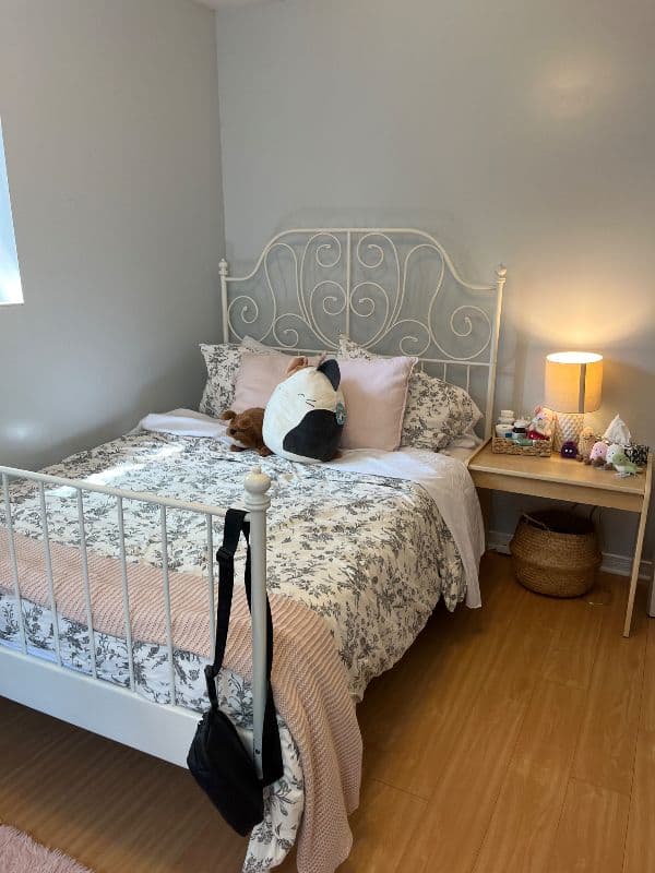 Townhouse with two available rooms close to UW